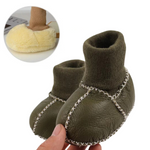 MiniKicks warme en knusse baby slofjes – zachte, gevoerde stof en comfortabele pasvorm voor kleine voetjes.