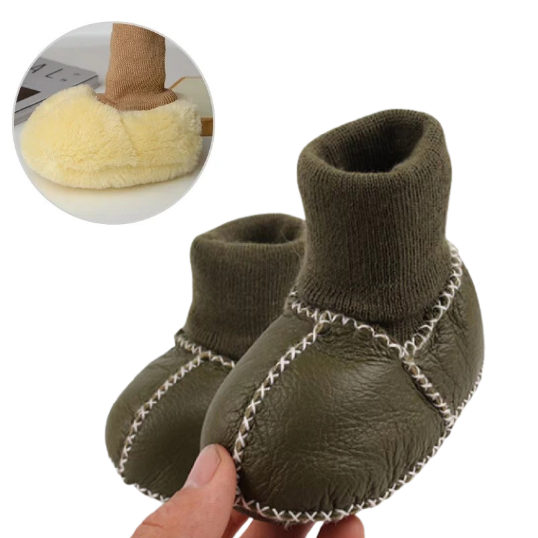 MiniKicks warme en knusse baby slofjes – zachte, gevoerde stof en comfortabele pasvorm voor kleine voetjes.