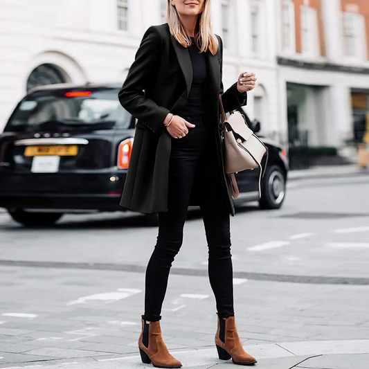 Gabri elegante trenchcoat voor dames met enkelgeknoopte sluiting, klassieke snit en stijlvolle pasvorm.