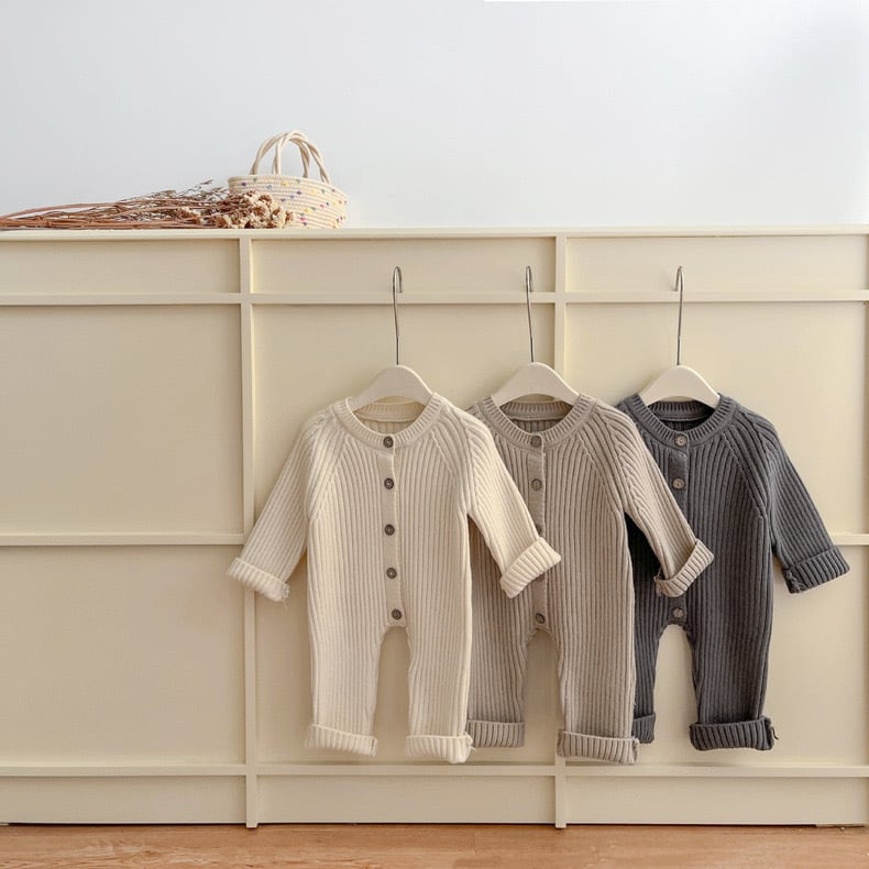 CuddleKnit gebreide babyromper van zachte en comfortabele stof – warme en knusse outfit voor dagelijks gebruik en een zorgeloze pasvorm.