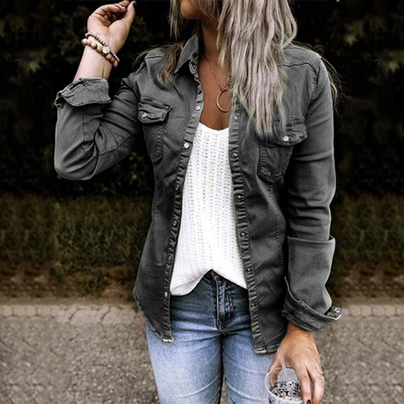 Lorena stijlvol spijkerjasje voor dames, met klassieke kraag, borstzakken en een moderne pasvorm – perfect voor casual en trendy looks.