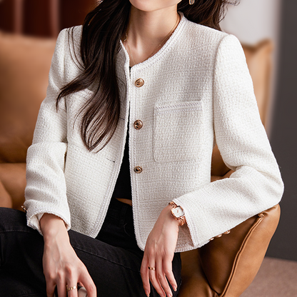 Lisa – Kort elegant zomerjasje voor dames, ideaal voor een lichte en stijlvolle look in de warmere maanden. Het jasje biedt een verfijnde uitstraling en is perfect te combineren met verschillende outfits voor een chique uitstraling.