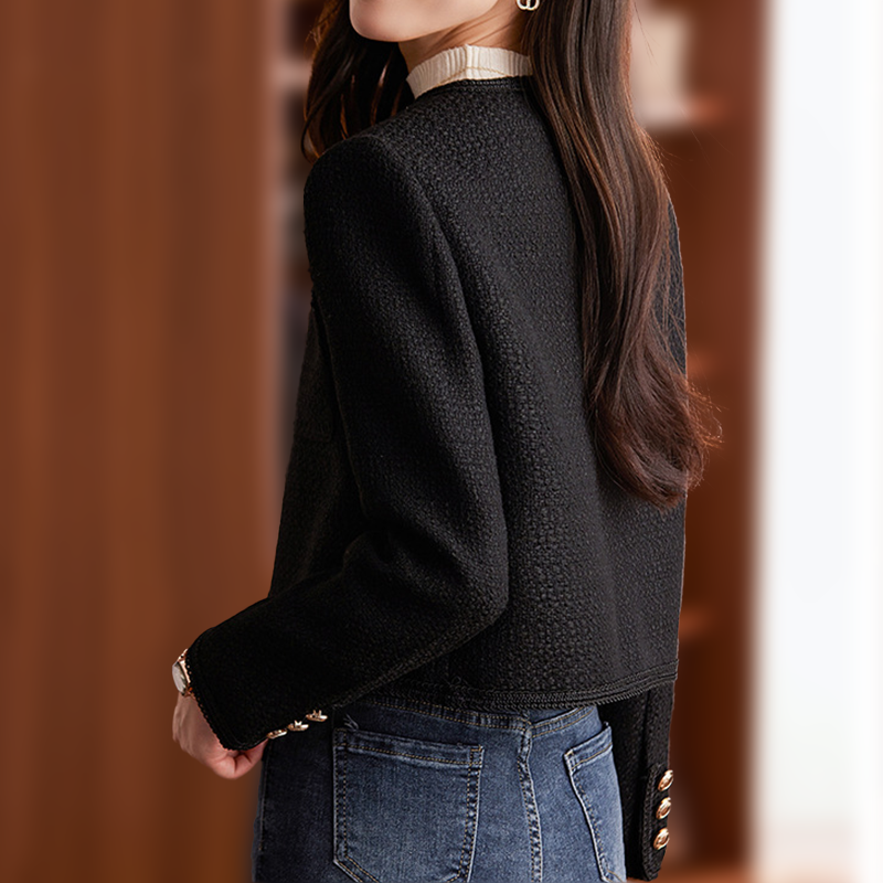 Lisa – Kort elegant zomerjasje voor dames, ideaal voor een lichte en stijlvolle look in de warmere maanden. Het jasje biedt een verfijnde uitstraling en is perfect te combineren met verschillende outfits voor een chique uitstraling.