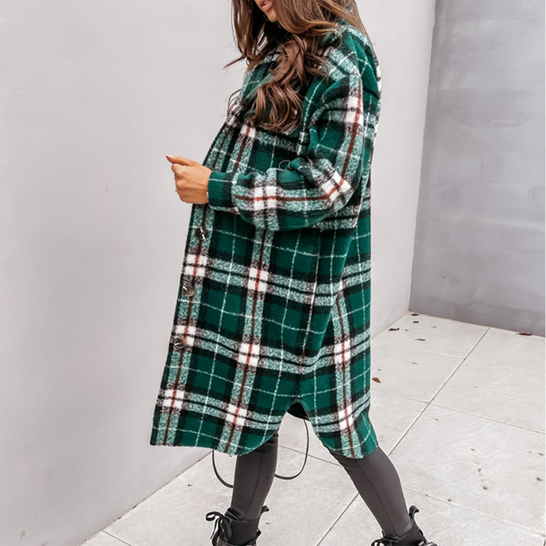 AOIFE – Stijlvolle geruite lange jas voor dames, met klassieke ruitprint en een elegante pasvorm. Ideaal voor het najaar en voorjaar. Tijdloos design, perfect voor een chique en moderne look.