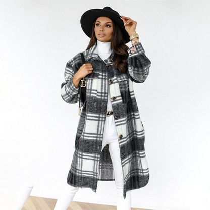 AOIFE – Stijlvolle geruite lange jas voor dames, met klassieke ruitprint en een elegante pasvorm. Ideaal voor het najaar en voorjaar. Tijdloos design, perfect voor een chique en moderne look.