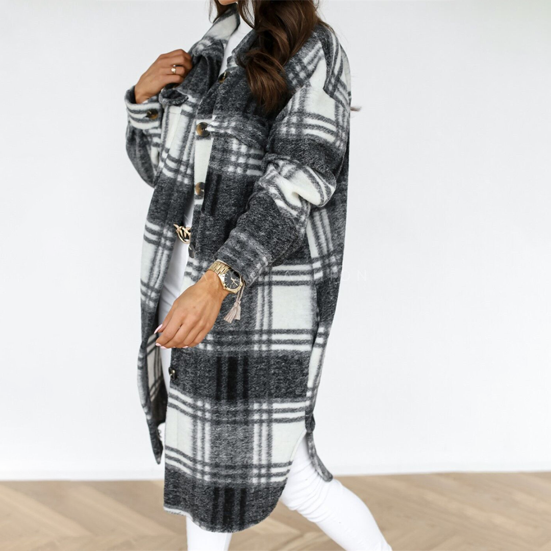 AOIFE – Stijlvolle geruite lange jas voor dames, met klassieke ruitprint en een elegante pasvorm. Ideaal voor het najaar en voorjaar. Tijdloos design, perfect voor een chique en moderne look.