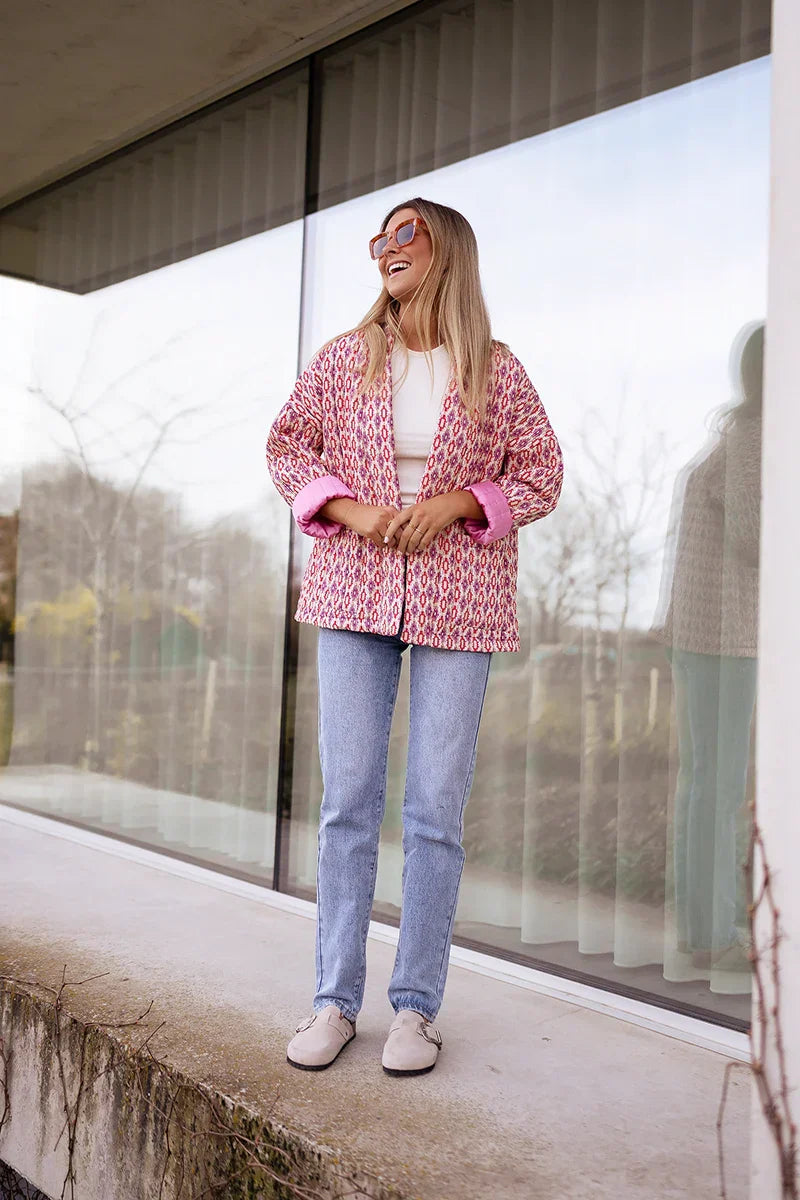 Gewatteerd jack met geometrische print, open voorzijde en lange mouwen voor dames.
