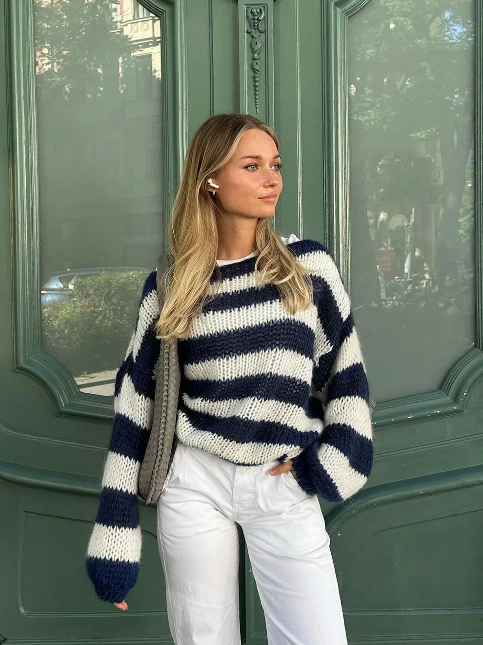 Gestreepte gebreide trui voor dames met een fijn breisel en klassieke strepen, perfect voor een casual en stijlvolle look.
