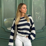 Gestreepte gebreide trui voor dames met een fijn breisel en klassieke strepen, perfect voor een casual en stijlvolle look.
