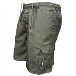 Man draagt MARTI comfortabele cargo shorts in zomerse setting, met zichtbare zijzakken en casual uitstraling – ideaal voor warme dagen.