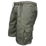 Man draagt MARTI comfortabele cargo shorts in zomerse setting, met zichtbare zijzakken en casual uitstraling – ideaal voor warme dagen.