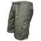 Man draagt MARTI comfortabele cargo shorts in zomerse setting, met zichtbare zijzakken en casual uitstraling – ideaal voor warme dagen.
