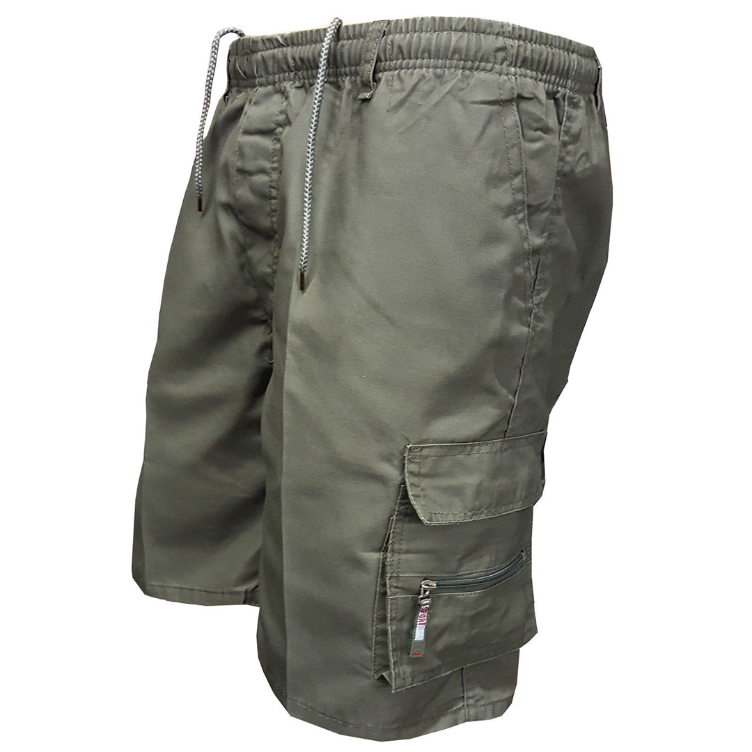 Man draagt MARTI comfortabele cargo shorts in zomerse setting, met zichtbare zijzakken en casual uitstraling – ideaal voor warme dagen.
