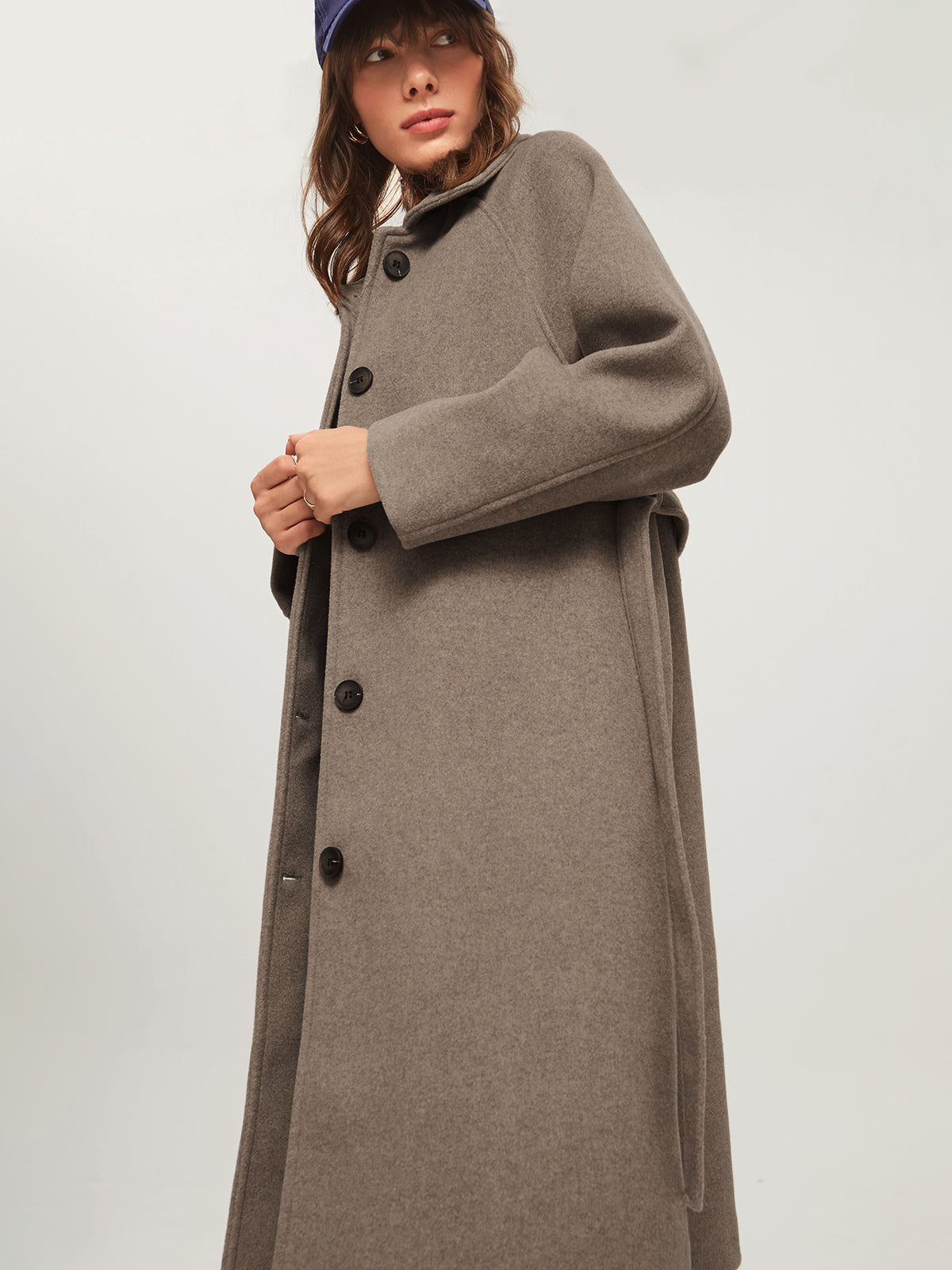 Lorena cashmere trenchcoat jas voor dames, met ceintuur in de taille, elegante revers en een luxe, zachte afwerking in een tijdloos ontwerp.