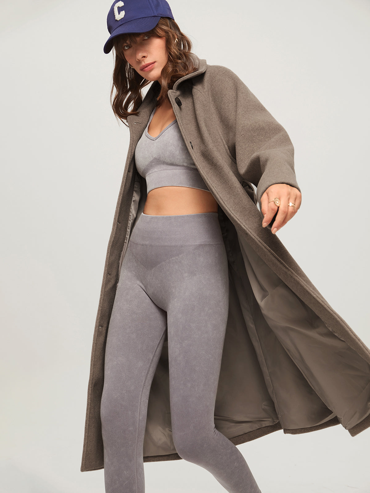Lorena cashmere trenchcoat jas voor dames, met ceintuur in de taille, elegante revers en een luxe, zachte afwerking in een tijdloos ontwerp.