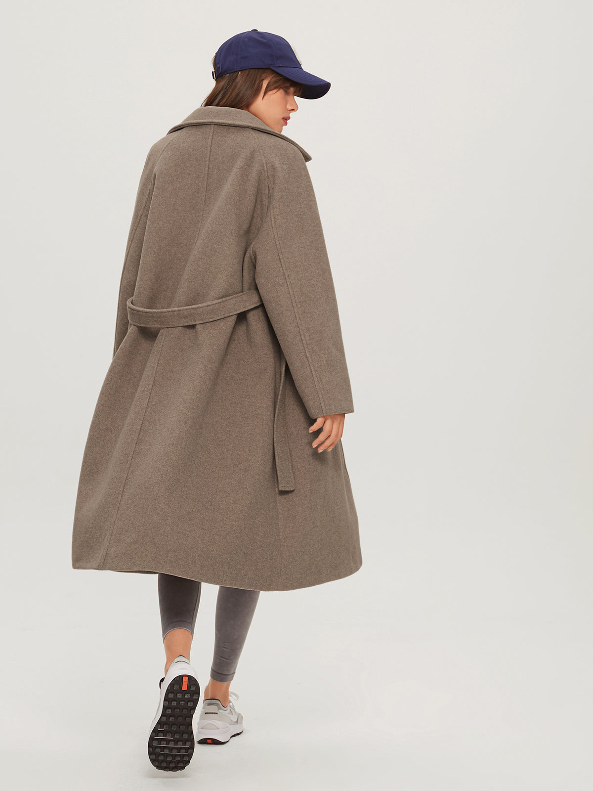 Lorena cashmere trenchcoat jas voor dames, met ceintuur in de taille, elegante revers en een luxe, zachte afwerking in een tijdloos ontwerp.