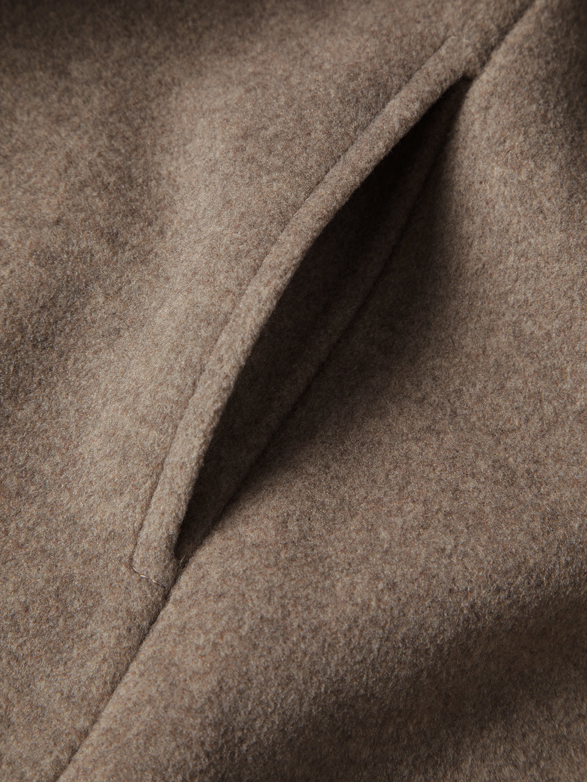 Lorena cashmere trenchcoat jas voor dames, met ceintuur in de taille, elegante revers en een luxe, zachte afwerking in een tijdloos ontwerp.