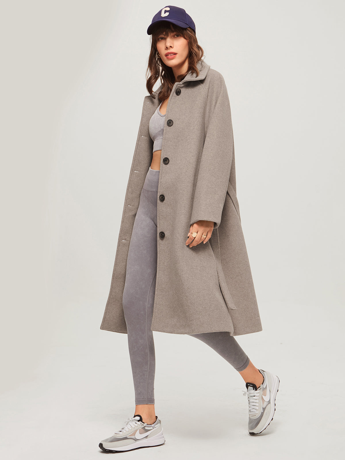 Lorena cashmere trenchcoat jas voor dames, met ceintuur in de taille, elegante revers en een luxe, zachte afwerking in een tijdloos ontwerp.