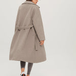 Lorena cashmere trenchcoat jas voor dames, met ceintuur in de taille, elegante revers en een luxe, zachte afwerking in een tijdloos ontwerp.