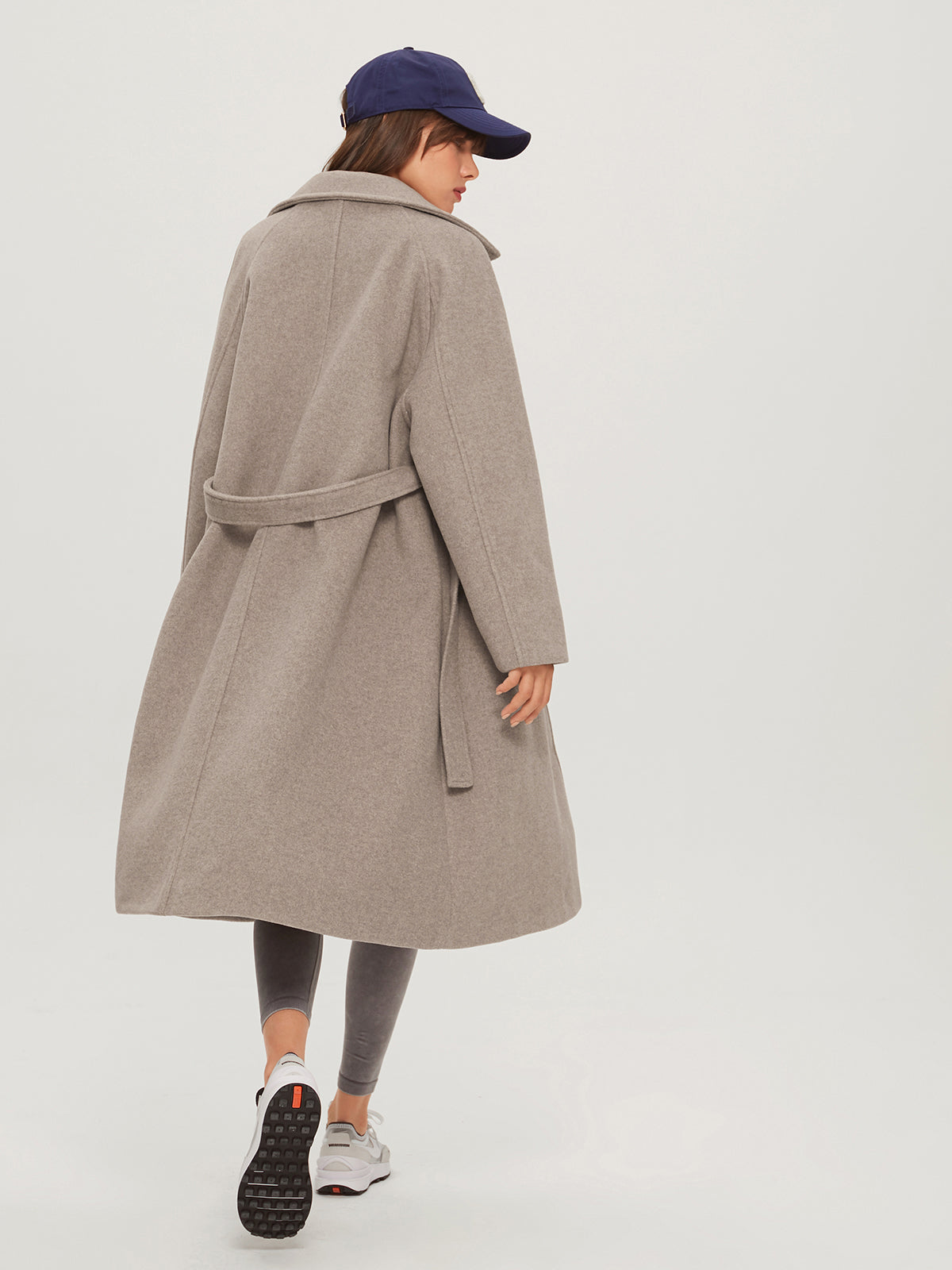 Lorena cashmere trenchcoat jas voor dames, met ceintuur in de taille, elegante revers en een luxe, zachte afwerking in een tijdloos ontwerp.