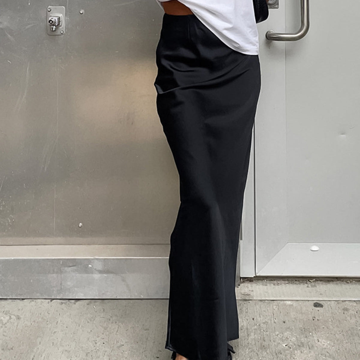 Zwarte Boho – Luxe satijnen maxi rok met een vloeiende pasvorm voor een elegante en bohemien uitstraling.