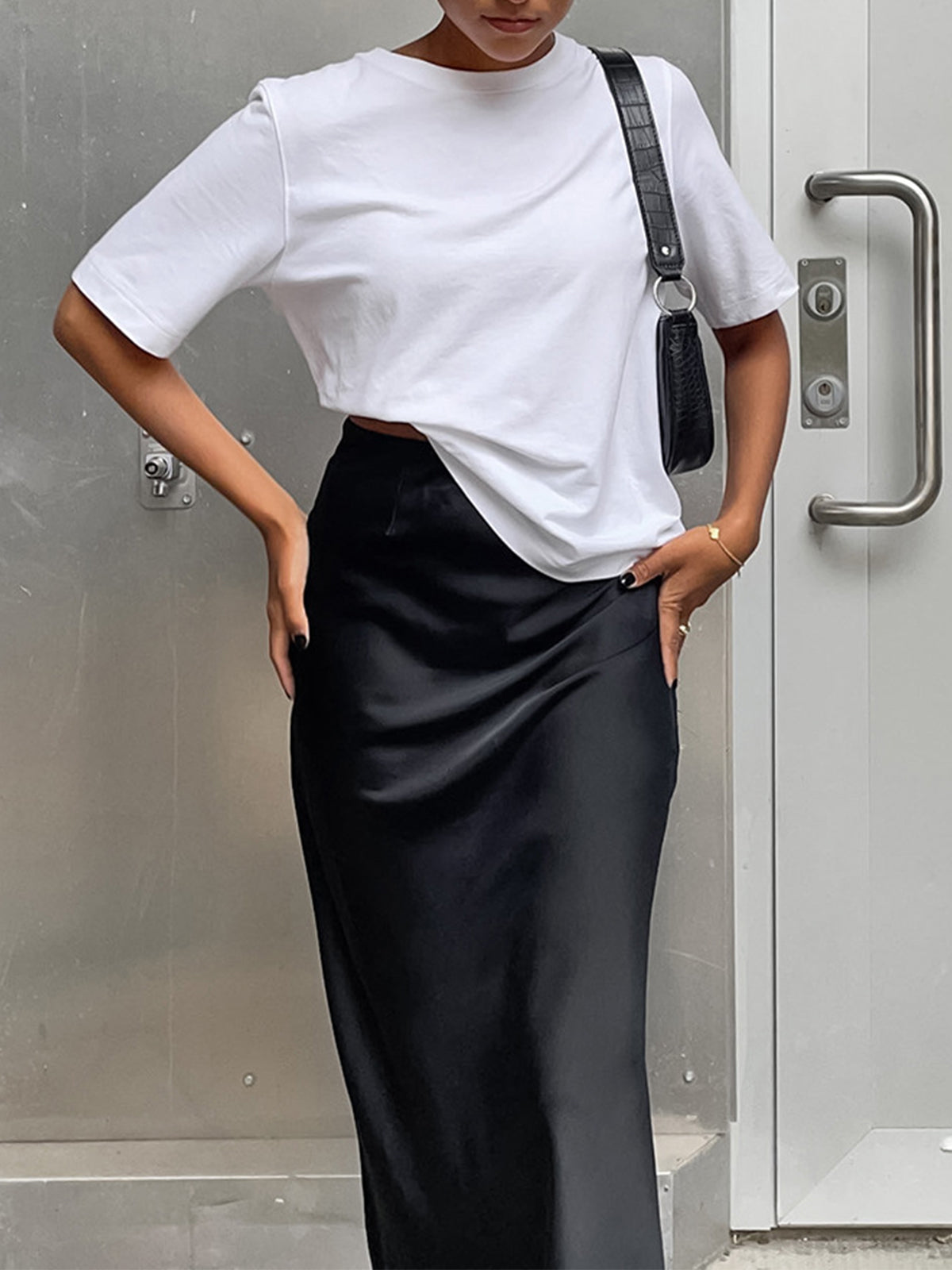 Zwarte Boho – Luxe satijnen maxi rok met een vloeiende pasvorm voor een elegante en bohemien uitstraling.