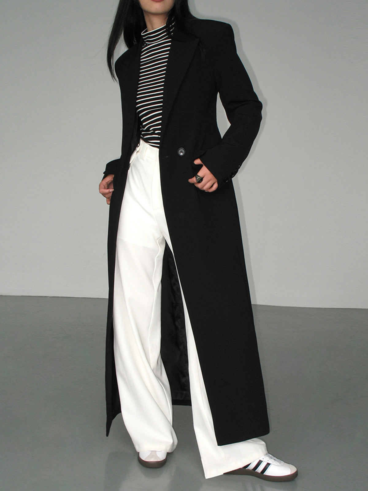 Chaveli lange trenchcoat jas voor dames in elegante stijl met ceintuur en klassieke reverskraag.