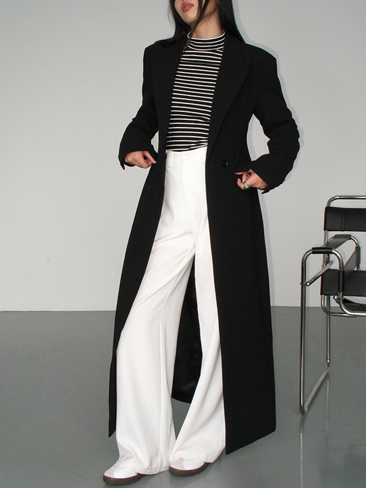Chaveli lange trenchcoat jas voor dames in elegante stijl met ceintuur en klassieke reverskraag.