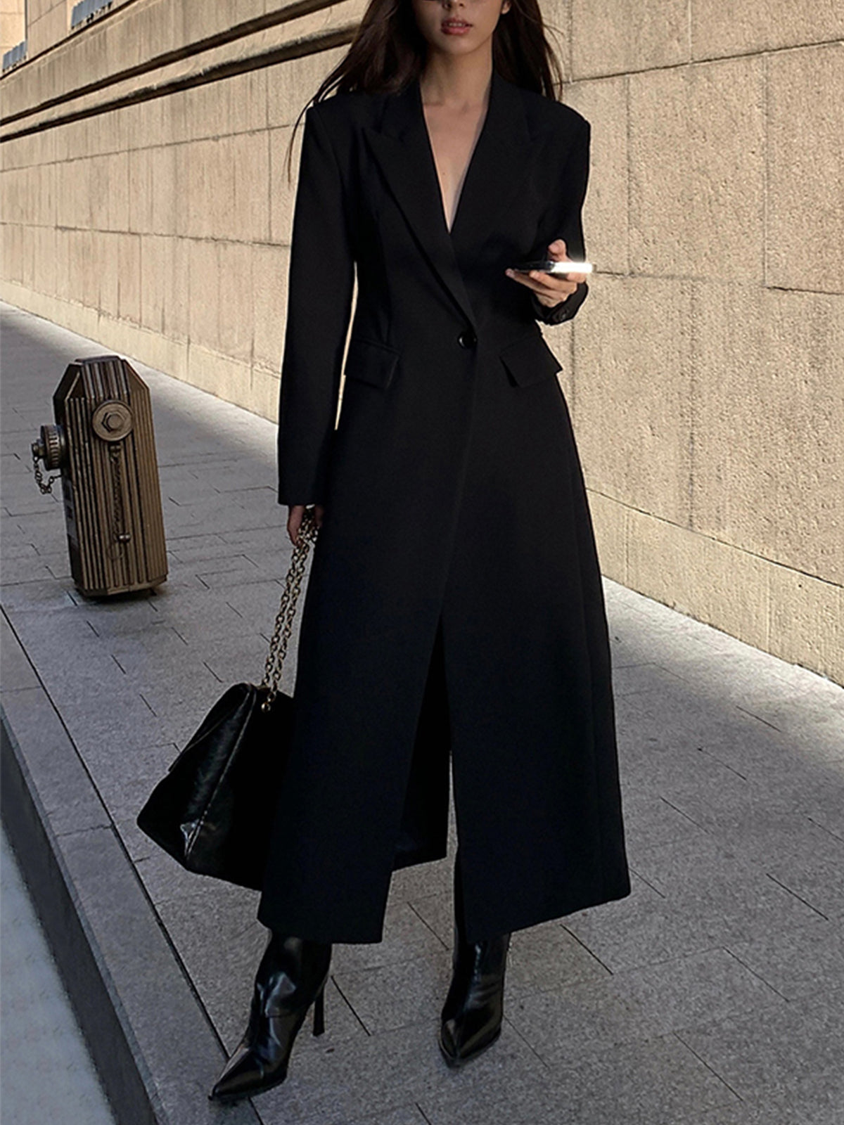 Chaveli lange trenchcoat jas voor dames in elegante stijl met ceintuur en klassieke reverskraag.