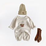 BearHug gebreide trui en broek set met schattig berenmotief voor baby’s – warme, zachte en comfortabele outfit voor dagelijks gebruik en koude dagen.