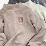 SnuggleCub kinder fleece shirt met schattige beerprint – zacht, warm en comfortabel voor dagelijks gebruik en speelse avonturen.