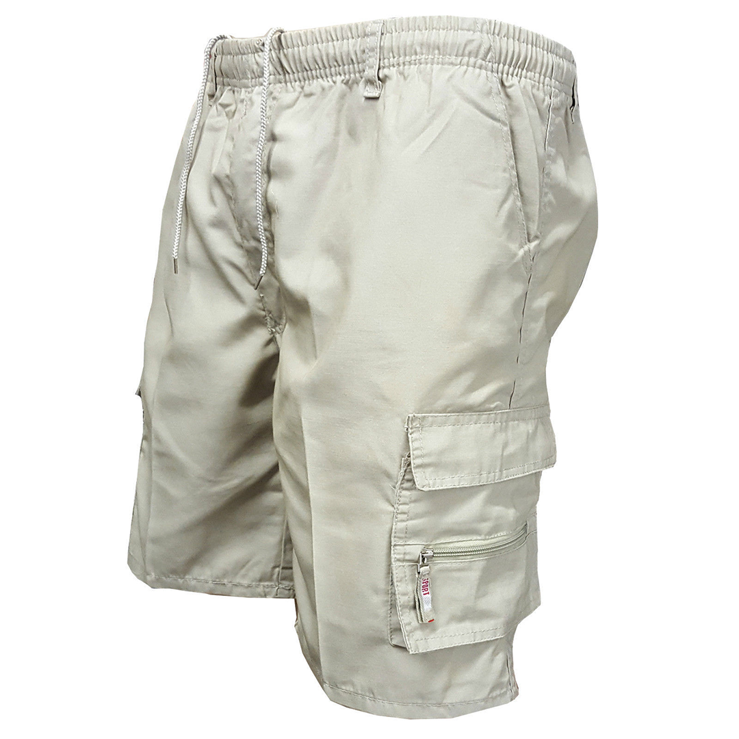 Man draagt MARTI comfortabele cargo shorts in zomerse setting, met zichtbare zijzakken en casual uitstraling – ideaal voor warme dagen.