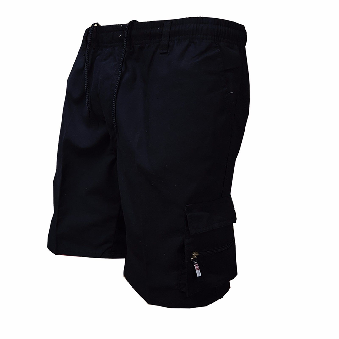 Man draagt MARTI comfortabele cargo shorts in zomerse setting, met zichtbare zijzakken en casual uitstraling – ideaal voor warme dagen.