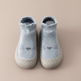 Cozy Step baby barefoot sokschoentjes – zachte, rekbare stof met antislipzool voor comfort, veiligheid en natuurlijke voetontwikkeling.