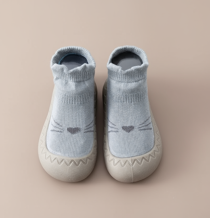 Cozy Step baby barefoot sokschoentjes – zachte, rekbare stof met antislipzool voor comfort, veiligheid en natuurlijke voetontwikkeling.