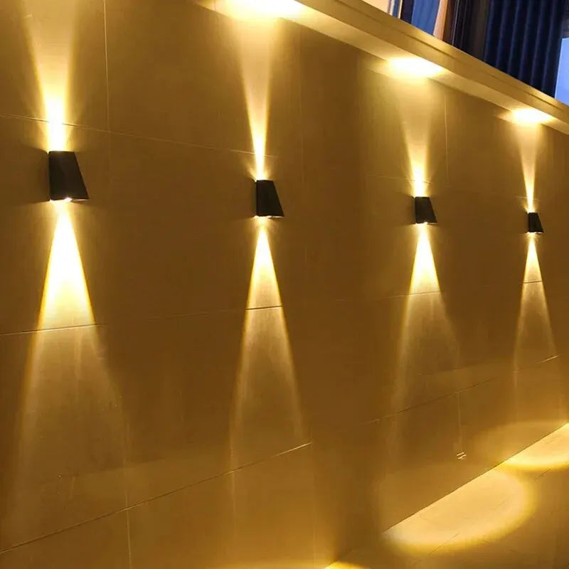 LumiFence LED tuinhekken verlichting – stijlvolle en energiezuinige verlichting voor je buitenruimtes. Verlicht hekwerken en tuinomheiningen met een moderne uitstraling, ideaal voor sfeer en veiligheid.