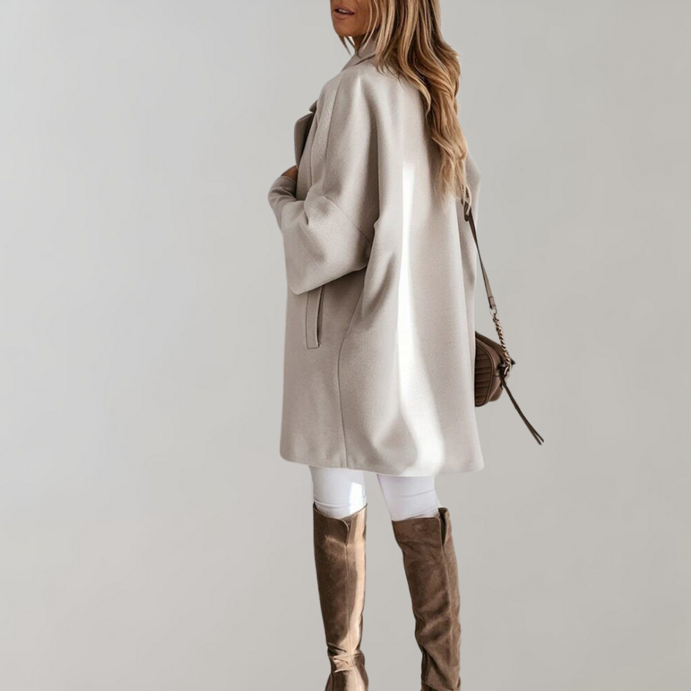 Berenice – Elegante dames zomerjas met getailleerde pasvorm en lichte stof, perfect voor warme dagen.