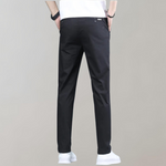 Heren chino broek Villum met stretch tailleband, gedragen in een casual setting – moderne pasvorm en stijlvol afgewerkt voor dagelijks comfort.