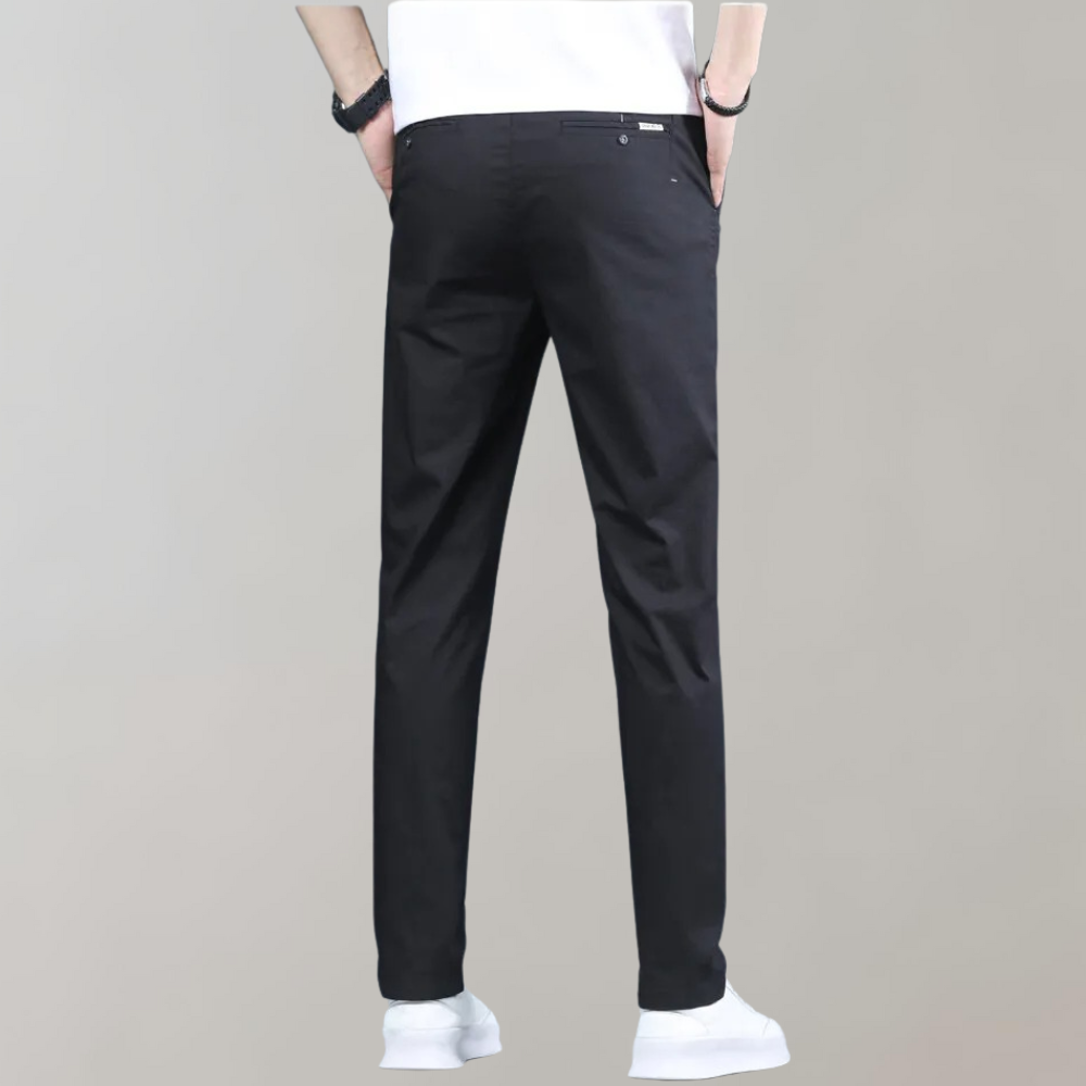 Heren chino broek Villum met stretch tailleband, gedragen in een casual setting – moderne pasvorm en stijlvol afgewerkt voor dagelijks comfort.