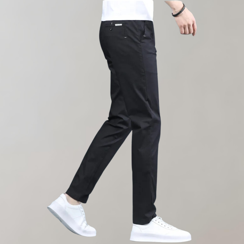 Heren chino broek Villum met stretch tailleband, gedragen in een casual setting – moderne pasvorm en stijlvol afgewerkt voor dagelijks comfort.