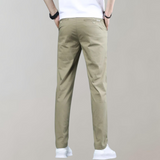 Heren chino broek Villum met stretch tailleband, gedragen in een casual setting – moderne pasvorm en stijlvol afgewerkt voor dagelijks comfort.