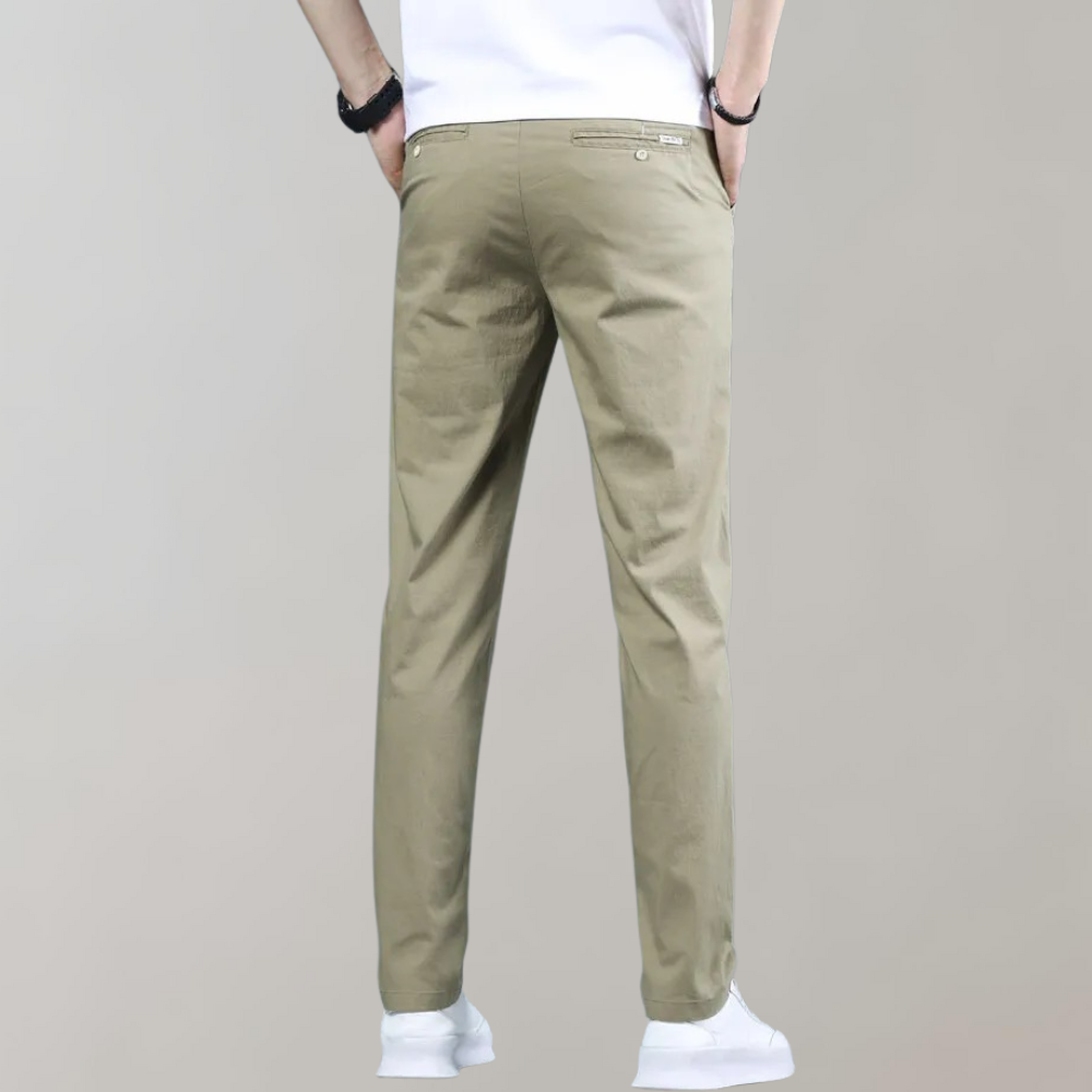Heren chino broek Villum met stretch tailleband, gedragen in een casual setting – moderne pasvorm en stijlvol afgewerkt voor dagelijks comfort.