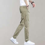 Heren chino broek Villum met stretch tailleband, gedragen in een casual setting – moderne pasvorm en stijlvol afgewerkt voor dagelijks comfort.