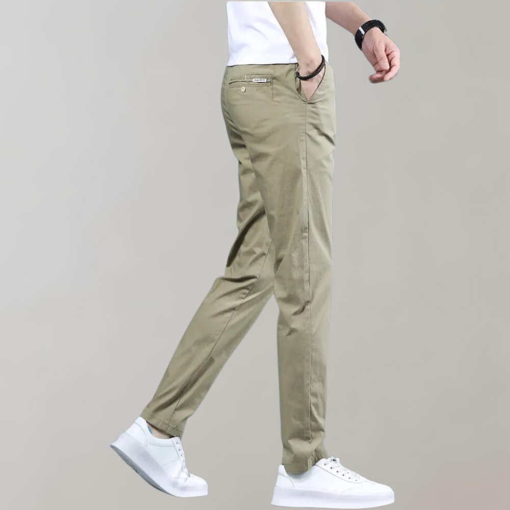 Heren chino broek Villum met stretch tailleband, gedragen in een casual setting – moderne pasvorm en stijlvol afgewerkt voor dagelijks comfort.