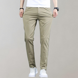 Heren chino broek Villum met stretch tailleband, gedragen in een casual setting – moderne pasvorm en stijlvol afgewerkt voor dagelijks comfort.