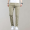 Heren chino broek Villum met stretch tailleband, gedragen in een casual setting – moderne pasvorm en stijlvol afgewerkt voor dagelijks comfort.