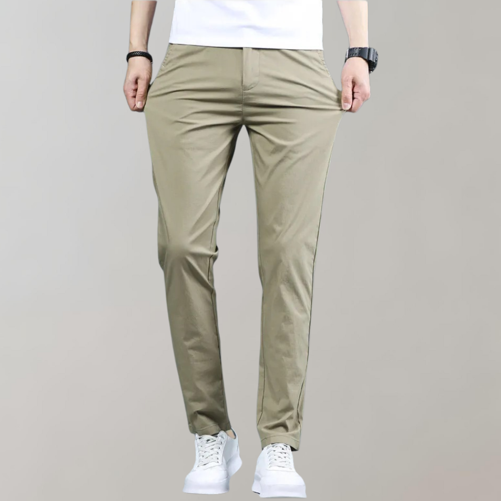 Heren chino broek Villum met stretch tailleband, gedragen in een casual setting – moderne pasvorm en stijlvol afgewerkt voor dagelijks comfort.