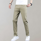 Heren chino broek Villum met stretch tailleband, gedragen in een casual setting – moderne pasvorm en stijlvol afgewerkt voor dagelijks comfort.