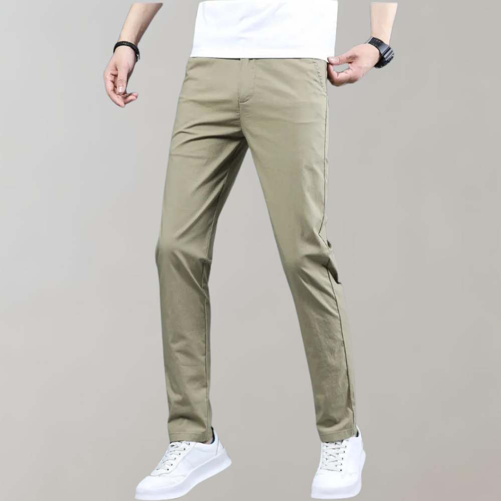 Heren chino broek Villum met stretch tailleband, gedragen in een casual setting – moderne pasvorm en stijlvol afgewerkt voor dagelijks comfort.