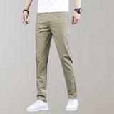 Heren chino broek Villum met stretch tailleband, gedragen in een casual setting – moderne pasvorm en stijlvol afgewerkt voor dagelijks comfort.